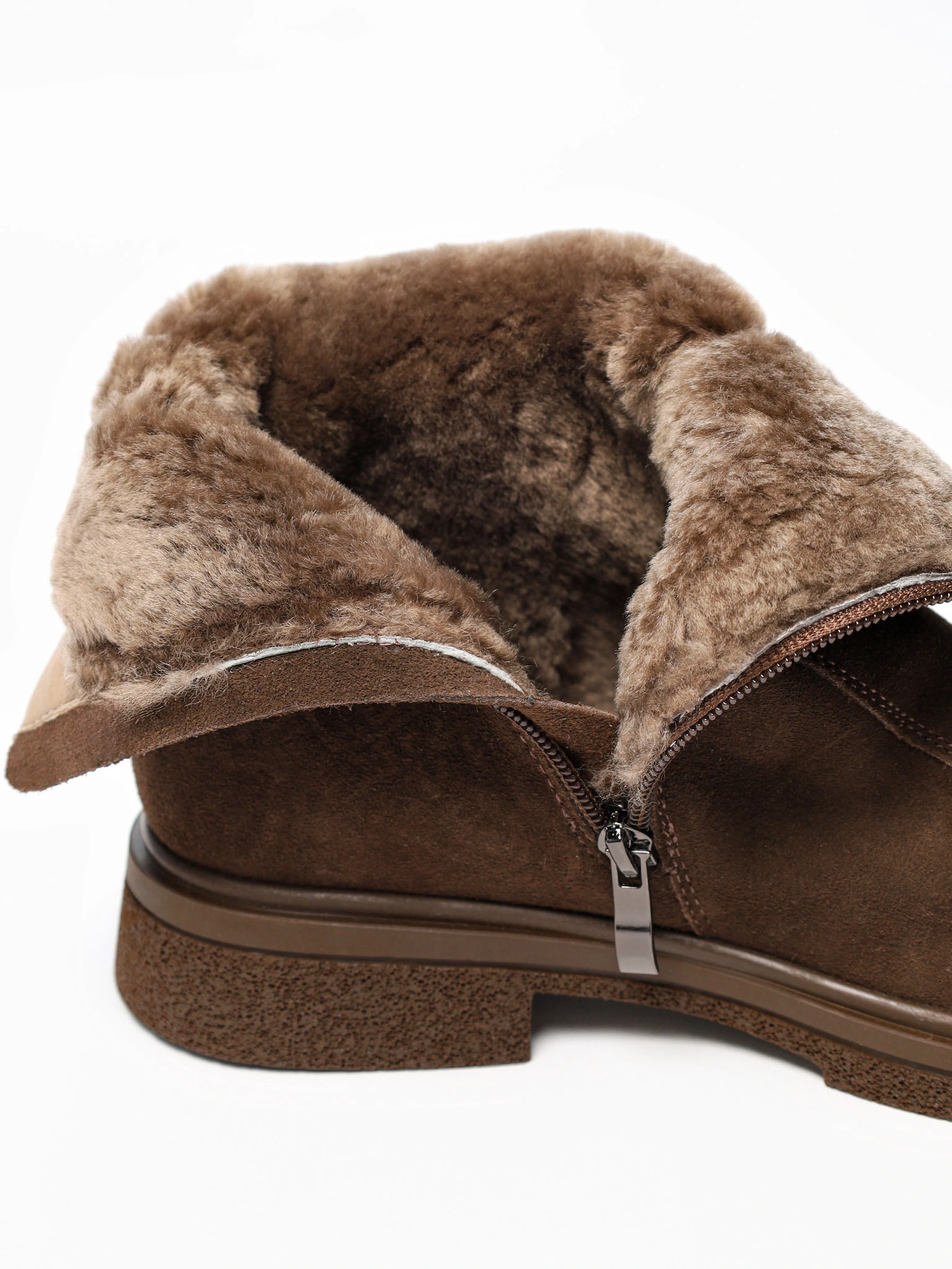 Ботинки коричневого цвета на низком каблуке